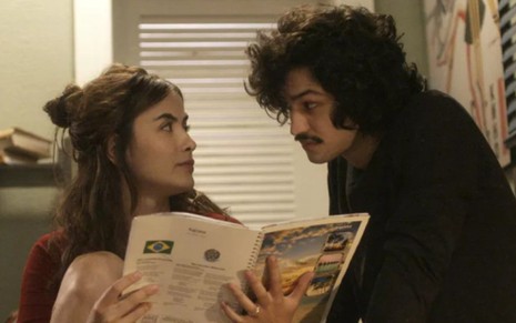 Clima esquenta entre os cunhados Rimena (Maria Casadevall) e Gustavo (Gabriel Leone) - Reprodução/TV Globo