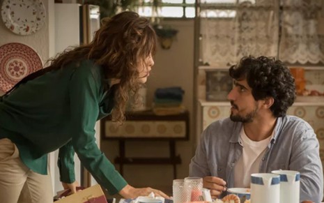 Rimena (Maria Casadevall) e Renato (Renato Góes) discutem em cena de Os Dias Eram Assim - Artur Meninea/TV Globo