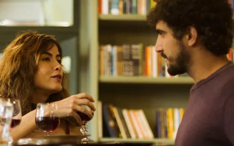 Rimena (Maria Casadevall) e Renato (Renato Góes) conversam em Os Dias Eram Assim - Raphael Dias/TV Globo