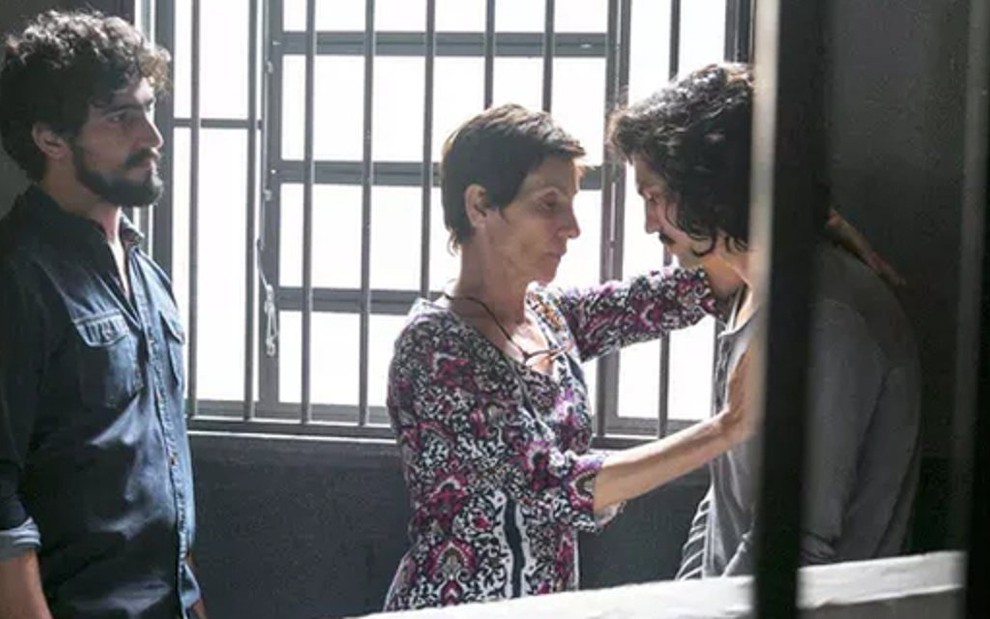 Renato (Renato Góes) e Vera (Cassia Kis) visitam Gustavo (Gabriel Leone) na cadeia - Rafael Campos/TV Globo