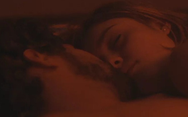 Renato (Renato Góes) e Alice (Sophie Charlotte) transam no estúdio em Os Dias Eram Assim - Reprodução/TV Globo