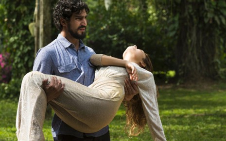 Renato (Renato Góes) vai socorrer Alice (Sophie Charlotte) após disparo dado pelo vilão - César Alves/TV Globo