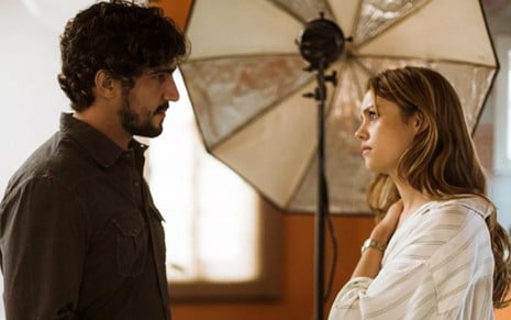 Renato Góes (Renato) e Sophie Charlotte (Alice) em cena de Os Dias Eram Assim, da Globo - Raphael Dias/TV Globo