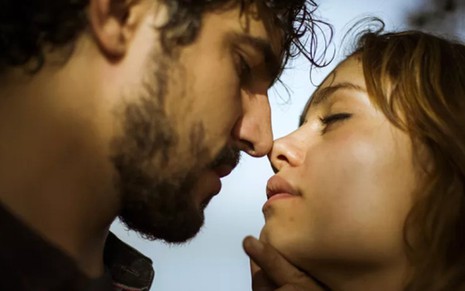 Renato Góes e Sophie Charlotte na cena do primeiro beijo de Renato e Alice após reencontro - Raphael Dias/TV Globo