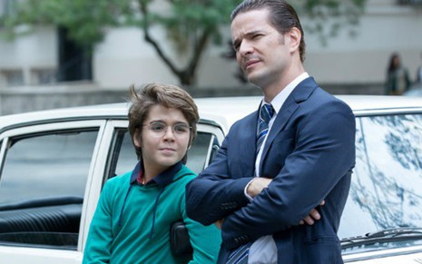 Lucas (Xande Valois) ao lado do pai, Vitor (Daniel de Oliveira); garoto será atropelado - Reprodução/TV Globo