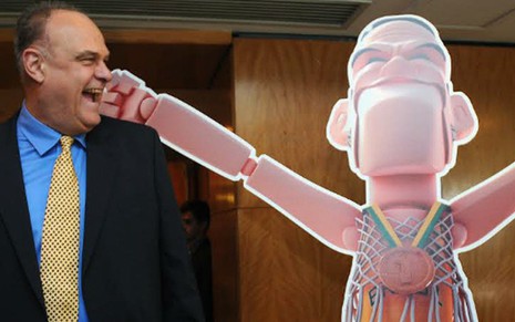 Oscar Schmidt se diverte com sua caricatura no lançamento do programa Família Schmidt - Fotos Divulgação/Fox Sports