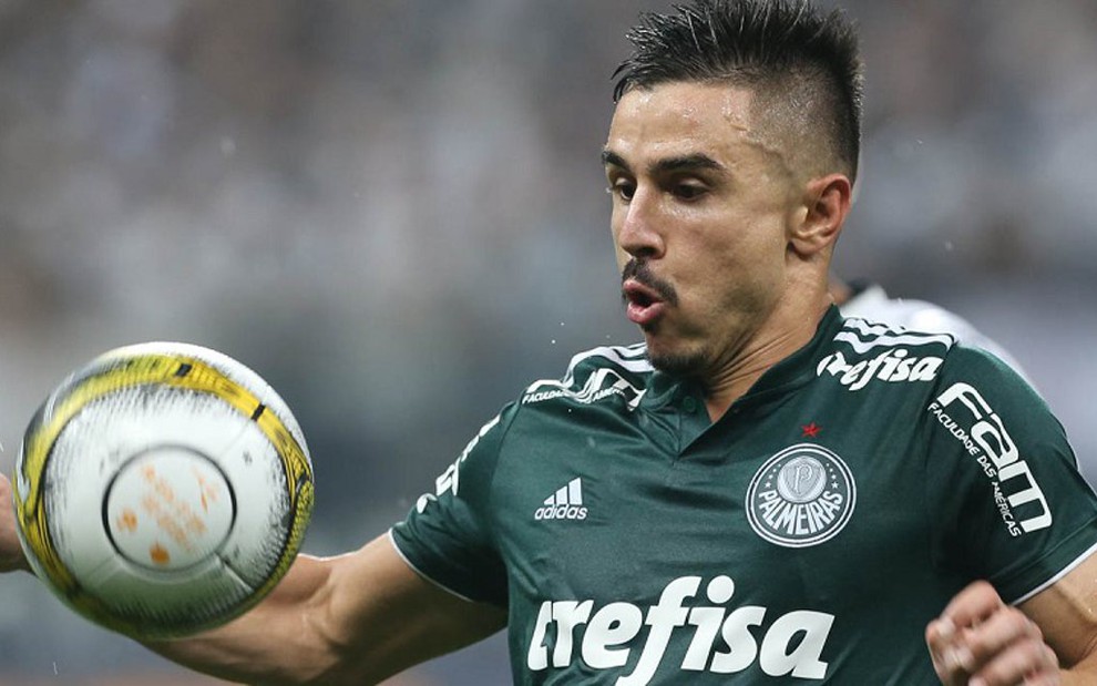 O atacante Willian domina a bola em vitória do Palmeiras sobre o Corinthians no sábado (31) - Cesar Greco/Agência Palmeiras