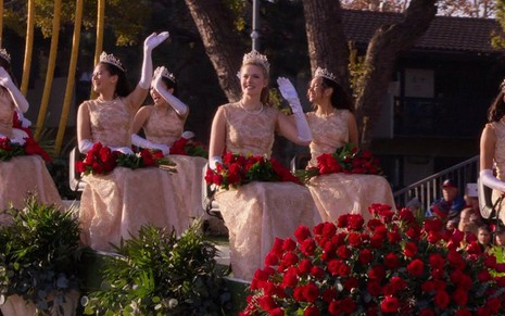Misses acenam para o público durante a Parada de Rosas, exibida no domingo (1) no SBT - Reprodução