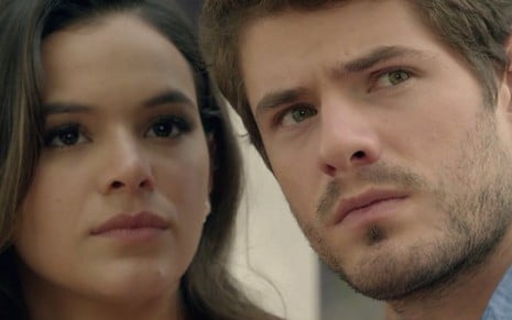 Mari (Bruna Marquezine) e Ben (Maurício Destri) receberão encomenda assutadora - Reprodução/TV Globo