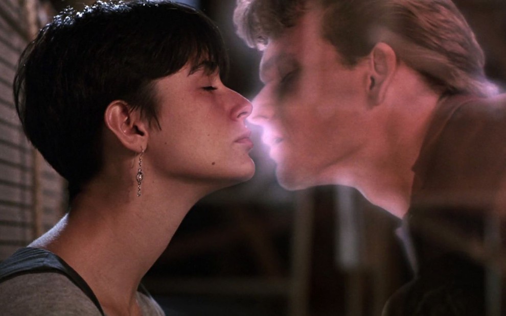 Demi Moore e Patrick Swayze se beijam em cena do filme Ghost - Do Outro Lado da Vida