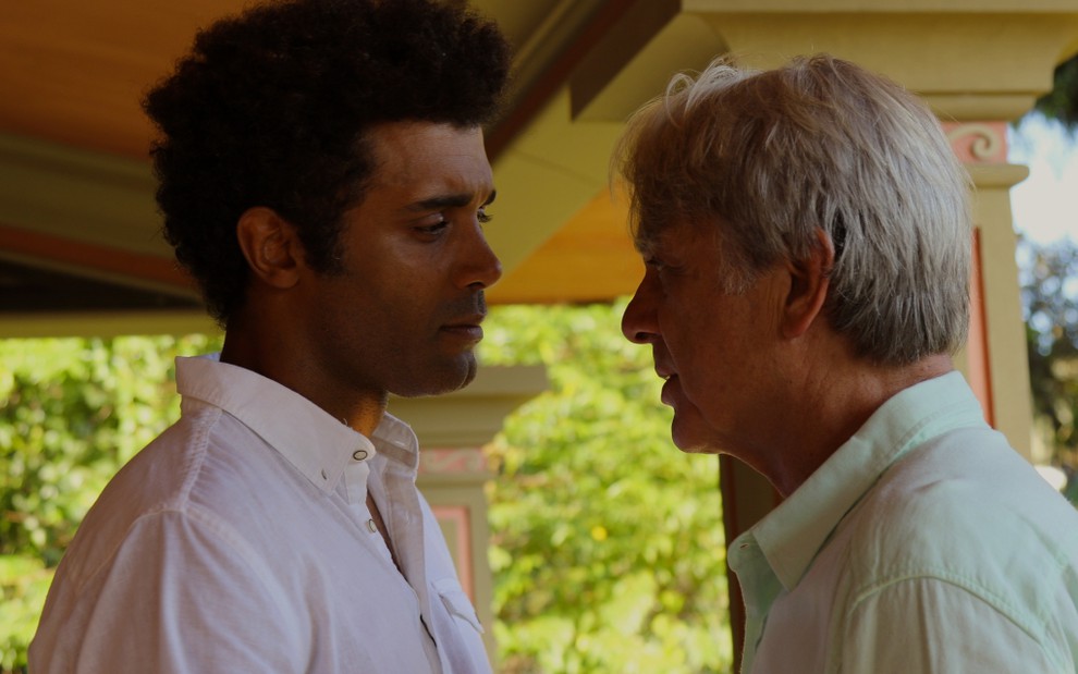 Os atores Cassio Nascimento e Zé Carlos Machado se encaram em cena da nova série Submerso