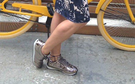 Patrícia Poeta usa tênis prateado e reluzente no É de Casa; calçado está na moda - Carolina Morgado/Gshow