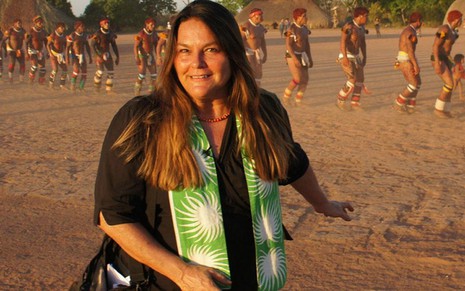 A ex-apresentadora do Fantástico Paula Saldanha em cerimônia indígena no Alto do Xingu (Mato Grosso) - DIVULGAÇÃO/TV BRASIL