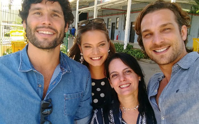 A autora Paula Richard ao lado dos três protagonistas da novela O Rico e Lázaro, da Record - Divulgação/Record TV