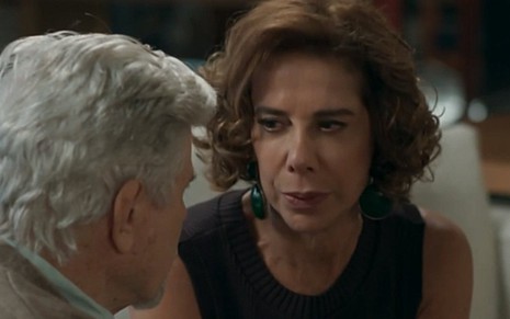 Lígia (Angela Vieira) tentará convencer Athaíde (Reginaldo Faria) a sair do Brasil em Pega Pega - Reprodução/TV Globo