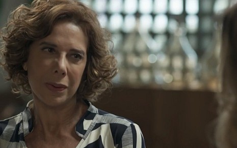 Angela Vieira (Lígia) em cena de Pega Pega; madame vai incentivar a filha a engravidar - Reprodução/TV Globo