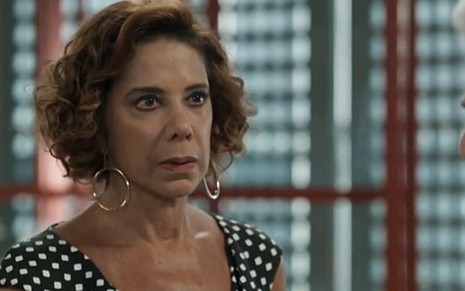 Angela Vieira (Lígia) em cena de Pega Pega; dondoca entrará em jatinho com o marido - Reprodução/TV Globo