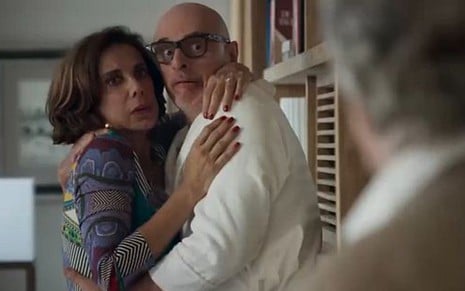Athaide (Reginaldo Faria) flagra beijo de Pedrinho (Marcos Caruso) e Lígia (Angela Vieira) - Reprodução/TV Globo