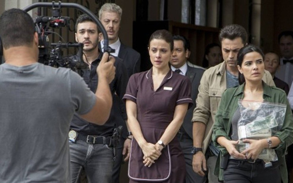 Gravação da cena em que Cíntia (Bruna Spinola) é levada para a delegacia em Pega Pega - Victor Pollak/TV Globo