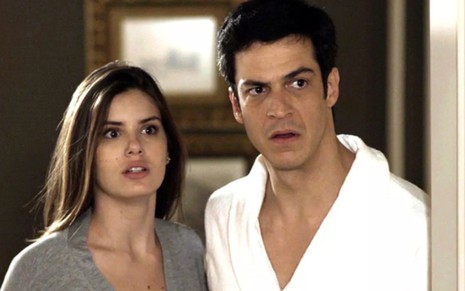 Luiza (Camila Queiroz) e Eric (Mateus Solano) serão desmascarados em cena de Pega Pega - Reprodução/TV Globo