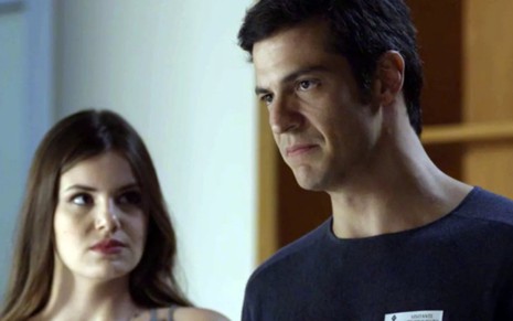 Luiza (Camila Queiroz) e Eric (Mateus Solano) contarão plano para prender o quarto ladrão - Reprodução/TV Globo