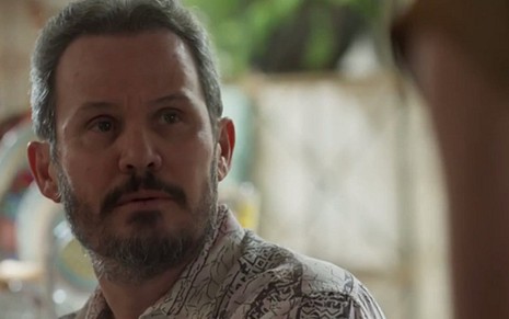 Aníbal (Edmilson Barros) está envolvido no mistério que movimenta a trama de Pega Pega - Reprodução/TV Globo