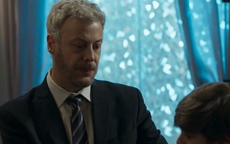 Guilherme Weber (Douglas) em cena de Pega Pega; gerente do hotel lutará pela guarda do filho - Reprodução/TV Globo