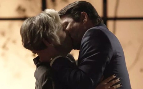Sabine (Irene Ravache) e Malagueta (Marcelo Serrado) se beijam em cena de Pega Pega - Reprodução/TV Globo