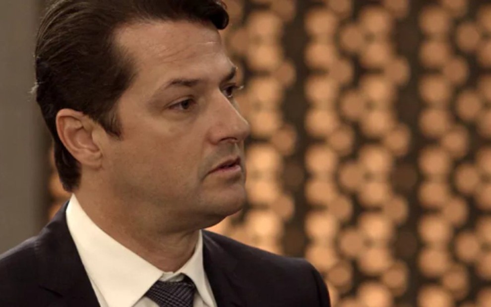 Marcelo Serrado (Malagueta) em cena de Pega Pega; vilão quer assumir filho de ex bandida - Reprodução/TV Globo