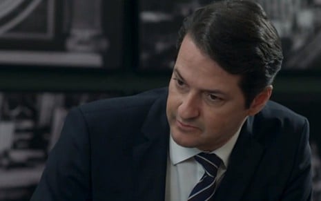 Marcelo Serrado (Malagueta) em cena de Pega Pega; executivo será rebaixado de cargo - Reprodução/TV Globo