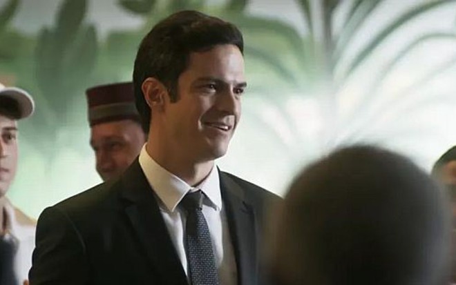 Eric (Mateus Solano) será ovacionado pelos funcionários ao anunciar que manterá hotel - Reprodução/TV Globo