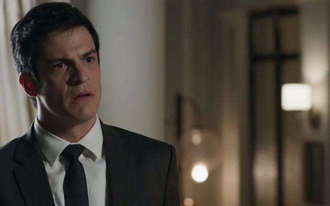 Mateus Solano (Eric) em cena de Pega Pega; empresário dará soco em cliente abusado - Reprodução/TV Globo