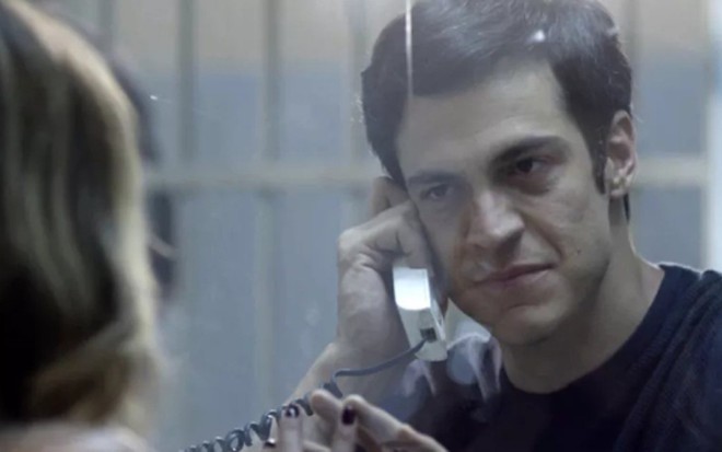 Eric (Mateus Solano) recebe visita de Maria Pia (Mariana Santos) na cadeia em Pega Pega - Reprodução/TV Globo