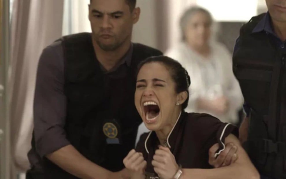 Sandra Helena (Nanda Costa) na cena em que sonhou que era presa em Pega Pega, da Globo - Reprodução/TV Globo