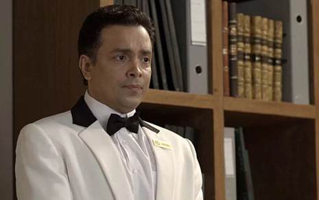 Rodrigo Fagundes (Nelito) em cena de Pega Pega; mordomo vai se estranhar com drag queen - Reprodução/TV Globo