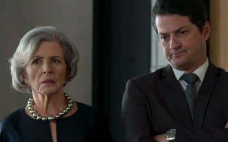 Sabine (Irene Ravache) detestará saber que Malagueta (Marcelo Serrado) tem outra amante - Reprodução/TV Globo
