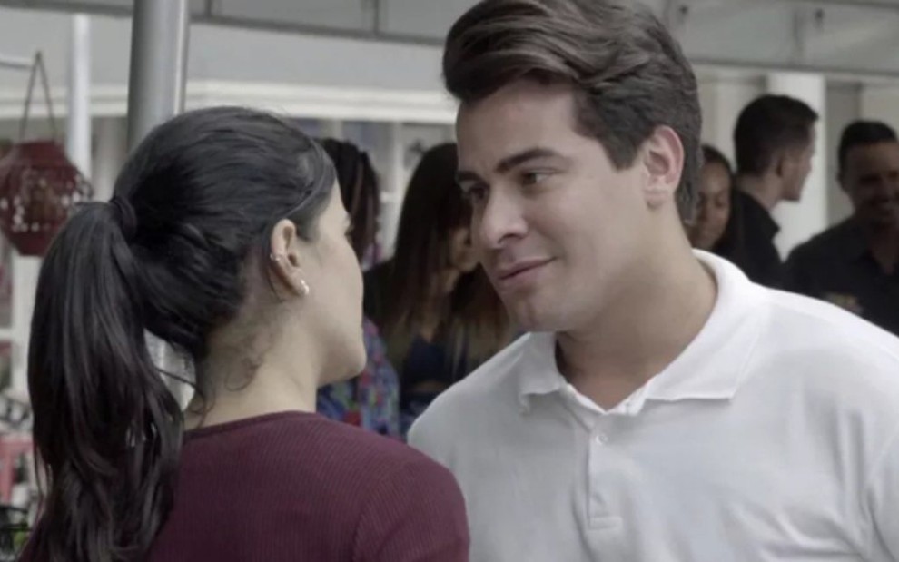 Júlio (Thiago Martins) vai alfinetar Antônia (Vanessa Giácomo) em cena de Pega Pega - Reprodução/TV Globo