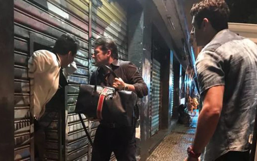 Malagueta (Marcelo Serrado) será visto com a mão na massa pela vilã em Pega Pega - Reprodução/TV Globo