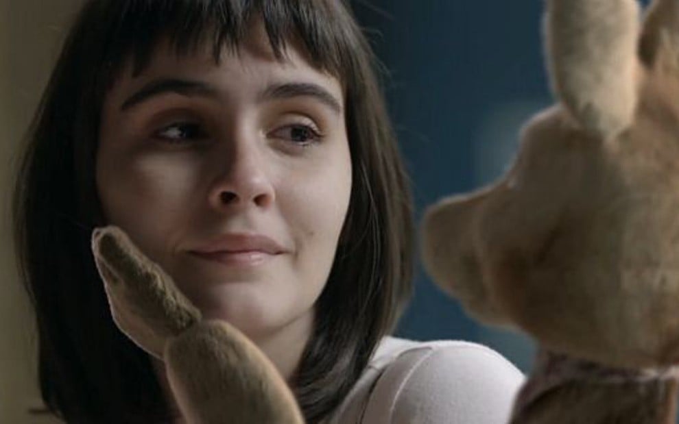 Bebeth (Valentina Herszage) interage com Flor, uma canguru de pelúcia, em Pega Pega - Reprodução/TV Globo