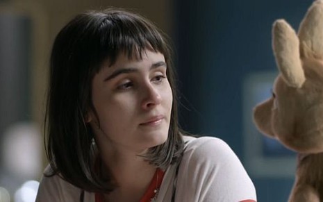 Bebeth (Valentina Herszage) aprenderá a manipular a fantoche em cena de Pega Pega - Reprodução/TV Globo