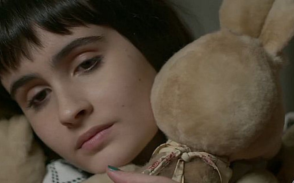 Bebeth (Valentina Herszage) abraça canguru de pelúcia em Pega Pega, novela das sete - Reprodução/TV Globo