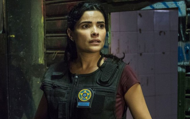 Vanessa Giácomo em personagem mais recente na TV, a policial Antônia de Pega Pega - César Alves/TV Globo