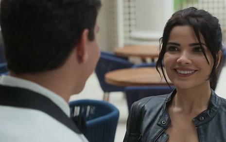 Vanessa Giácomo (Antônia) em cena de Pega Pega; policial agarrará garçom para beijá-lo - Reprodução/TV Globo