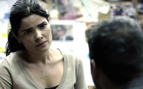 Antônia (Vanessa Giácomo) e Domênico (Marcos Veras) conversam sobre suspeitos de roubo - Reprodução/TV Globo