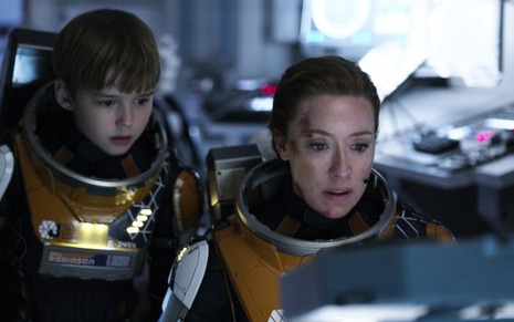 Max Jenkins e Molly Parker em Perdidos no Espaço, única novidade de destaque da Netflix - Divulgação/Netflix