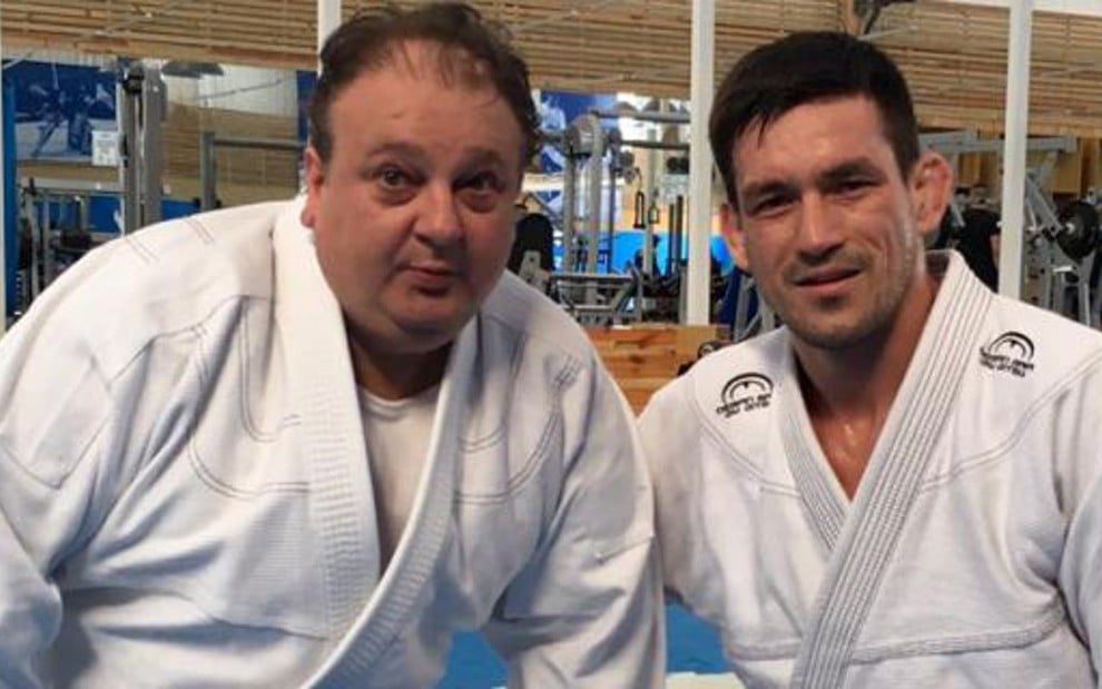 Erick Jacquin com o lutador Demian Maia, dono da academia de jiu-jítsu usada pelo programa - Reprodução/Facebook