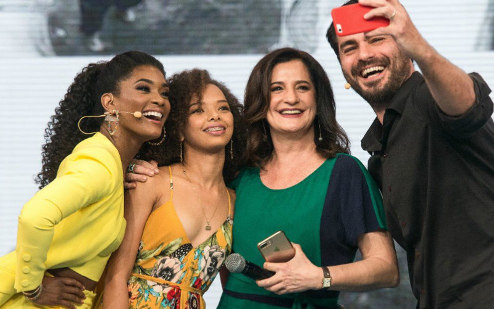 Erika Januza, Mônica Wadvogel e Thiago Lacerda fazem selfie com menina que participou de O Brasil Que eu Quero - Fábio Rocha/TV Globo
