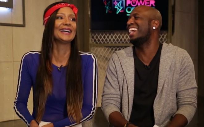 Imagem do casal Drika e André Marinho durante jogo de perguntas e respostas do Power Couple 4
