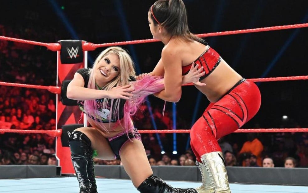 As lutadoras Alexa Bliss e Bayley lutam em ringue do WWE
