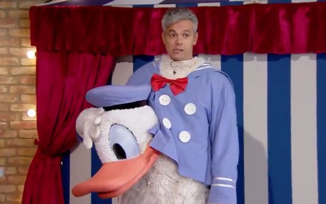 O apresentador Otaviano Costa vestido com uma fantasia de Pato Donald durante esquete do Programa da Maisa